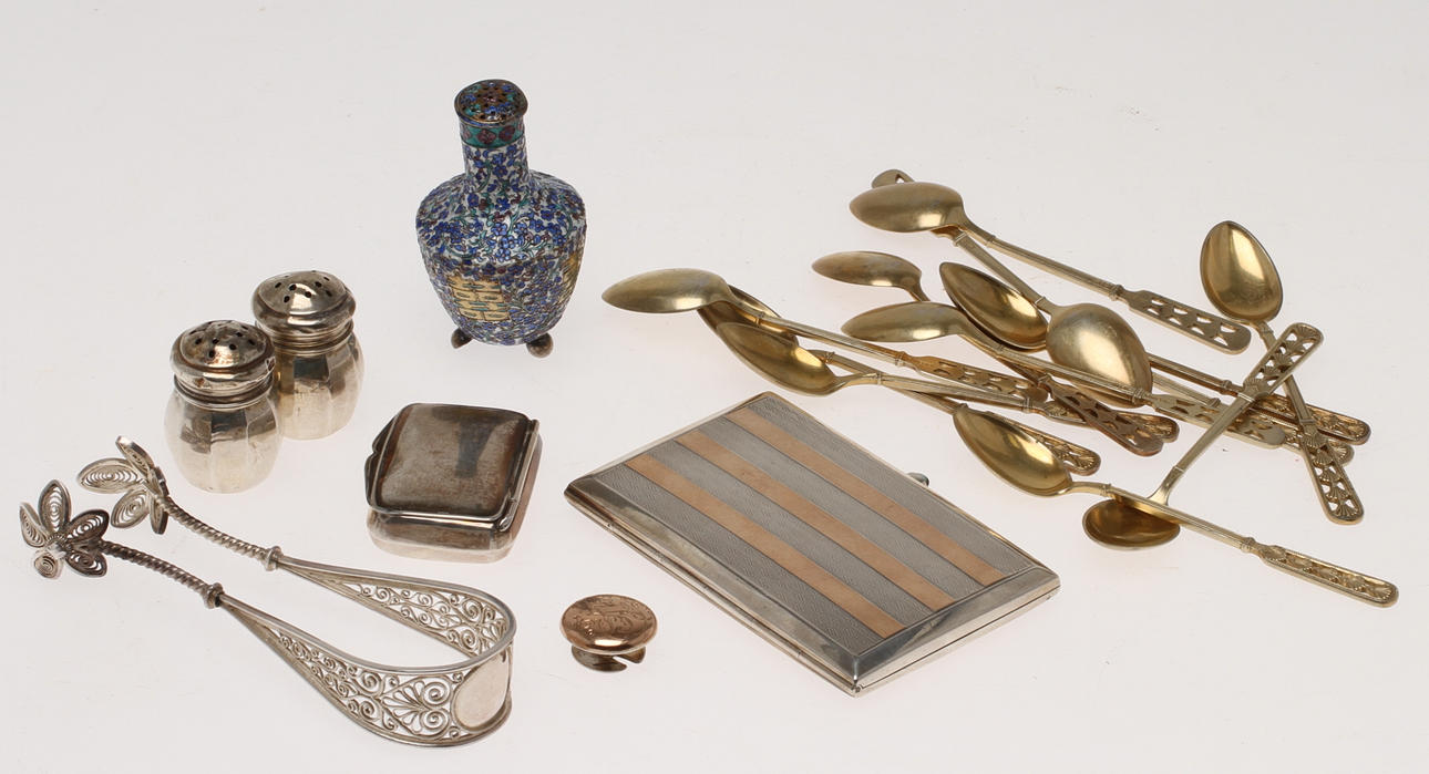 PARTI SILVER, bland annat kaffeskedar och dosor. Total vikt 239 gram.