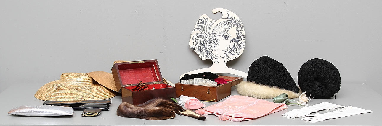 DIVERSE VINTAGE och BIJOUTERIER. Bland annat hattar. 1900-tal.