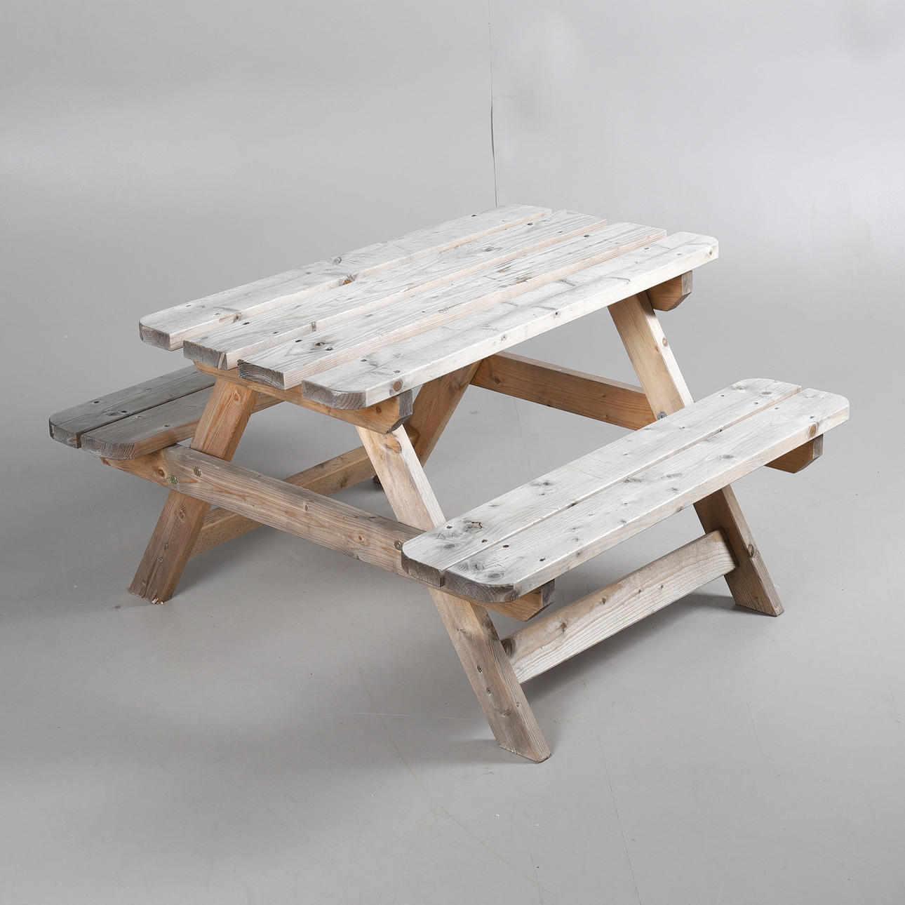 BARNETS SPJÄLKADE PICKNICK BÄNK.