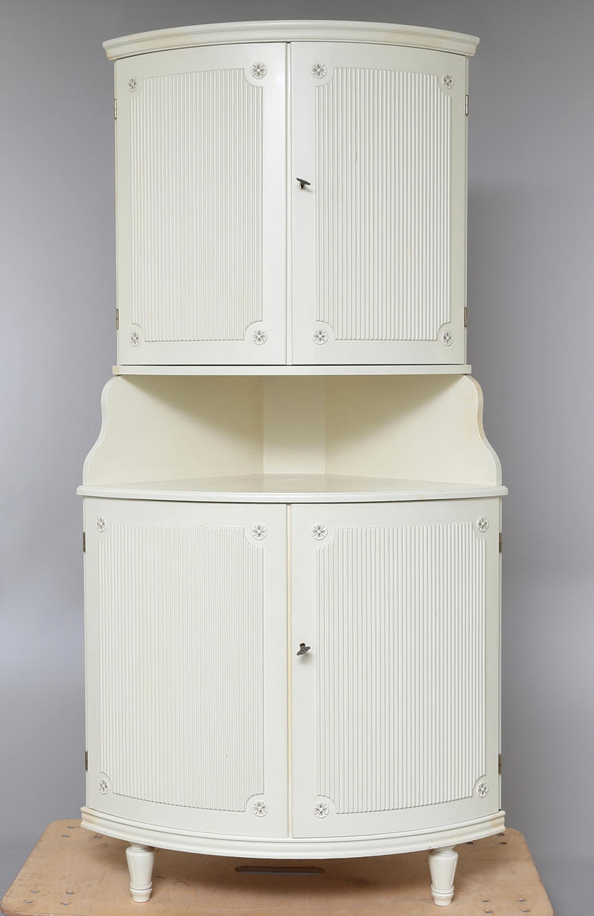 HÖRNSKÅP, Gustaviansk stil, 1900-tal.