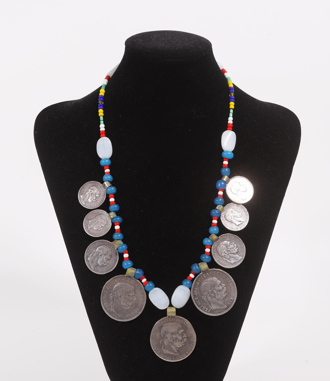 COLLAR- GARGANTILLA CON MONEDAS DE PLATA.