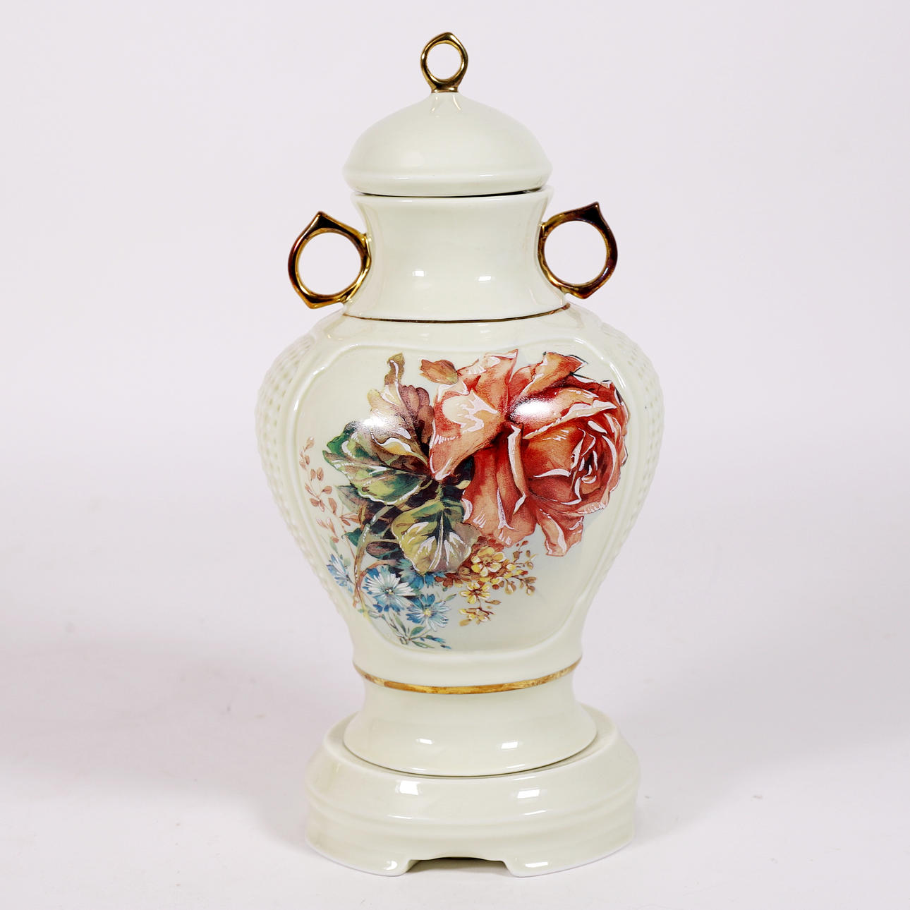 APULUM PORCELAIN VASE WITH LID.