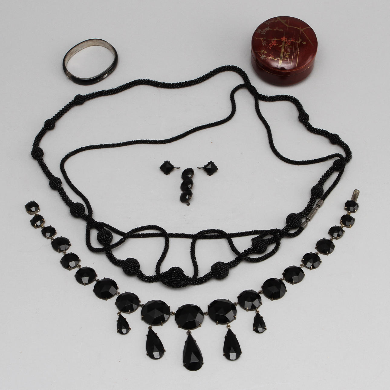 SORGSMYCKEN samt SVARTA SMYCKEN, 5 st, delvis silver.