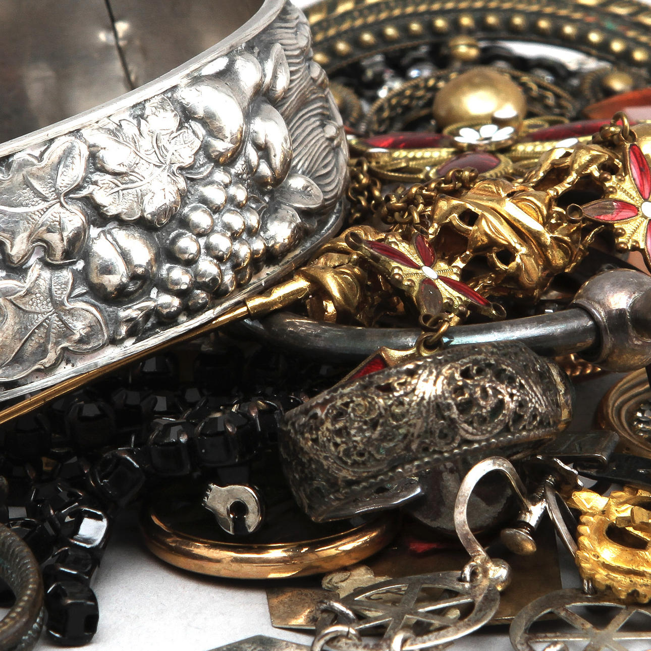 SMYCKEN samt BIJOUTERIER, bl a silver.