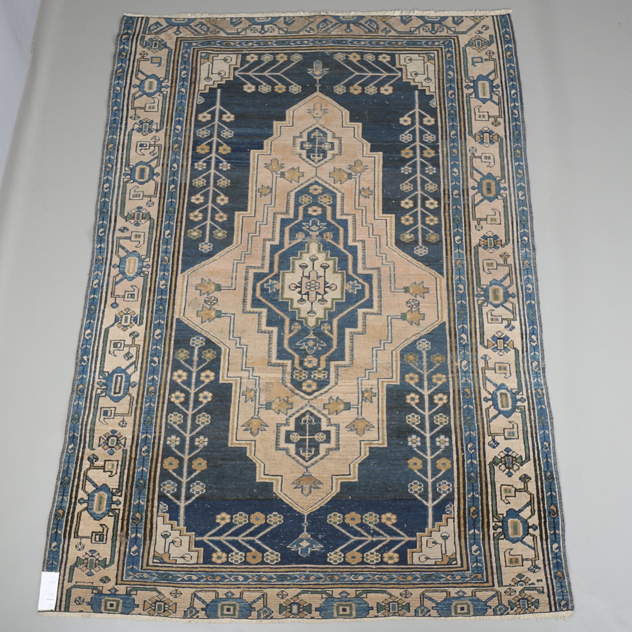 MATTA. Orientalisk, Möjligen antik Kazak. Ca 190x132 cm.