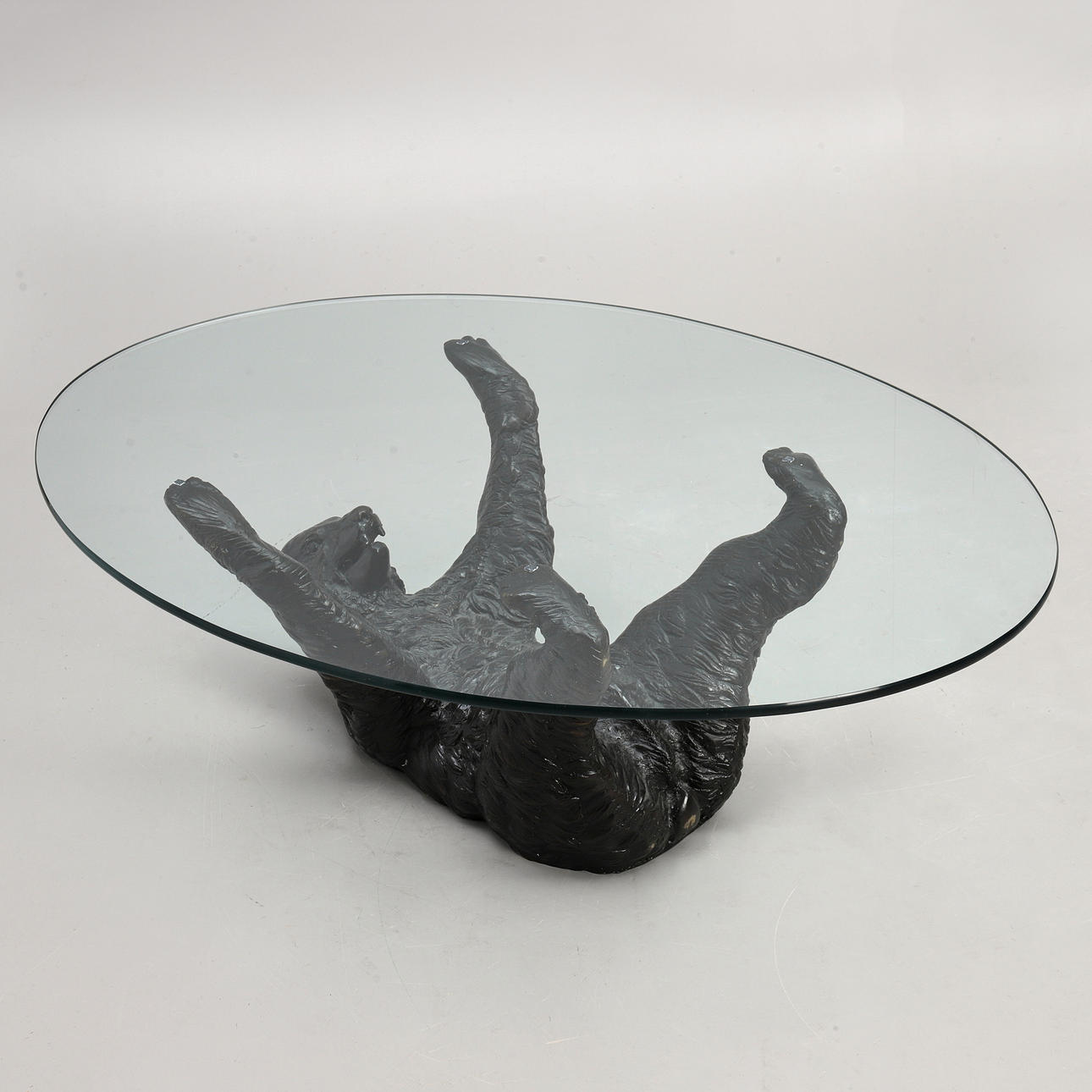 MESA DE CENTRO, base en forma de oso, bronce.