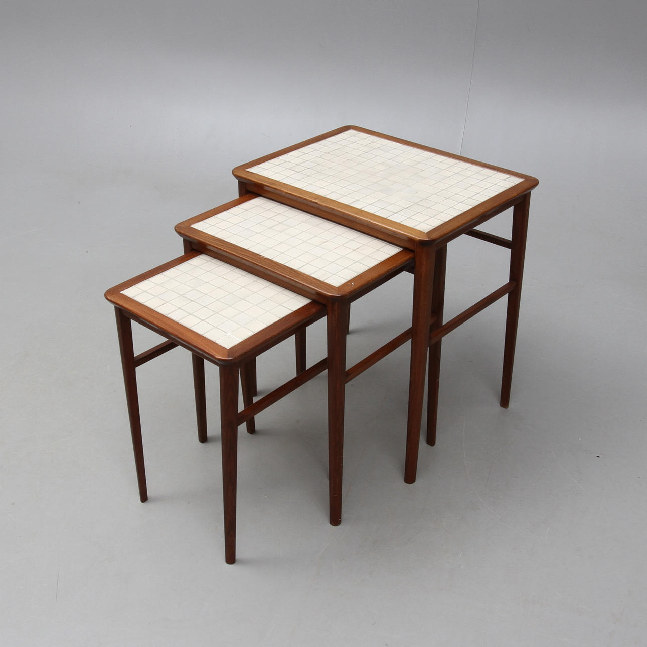 SATSBORD med mosaikdekor, omkring 1900-talets mitt.