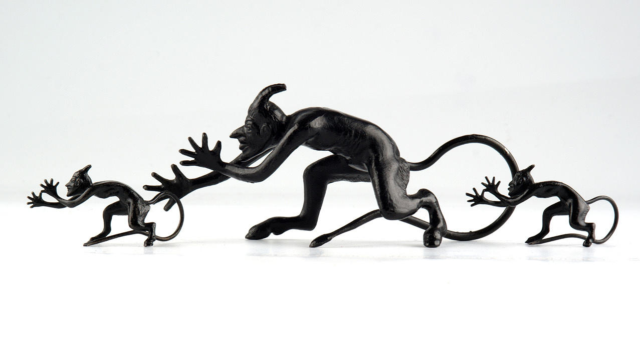 3 MINIATYRSKULPTURER. Förmodligen Kasli, Ryssland. 20. århundrade.