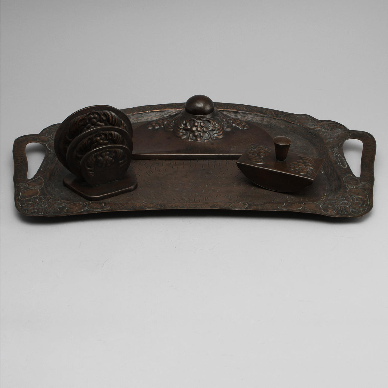 SKRIVUPPSATS, BREVPRESS samt BRICKA, koppar, jugend, tidigt 1900-tal.