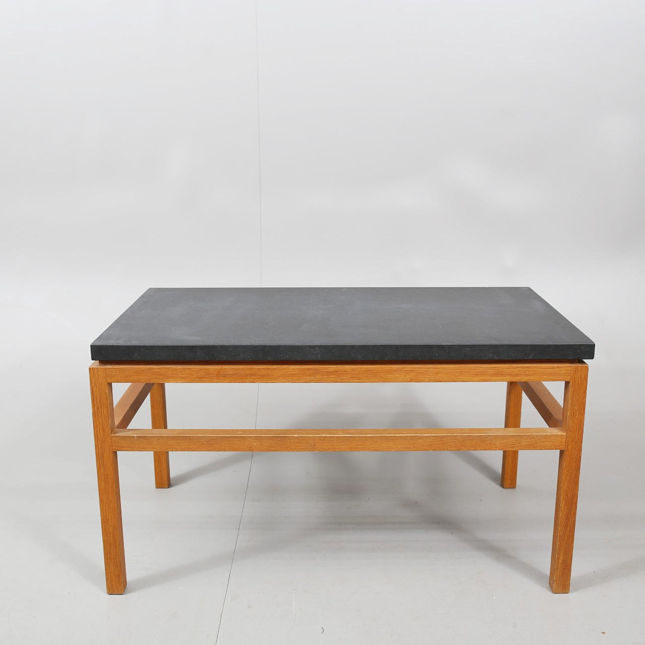 GAD, Couchtisch "Bläse", Untergestell Eiche, Platte Gotland-Granit.