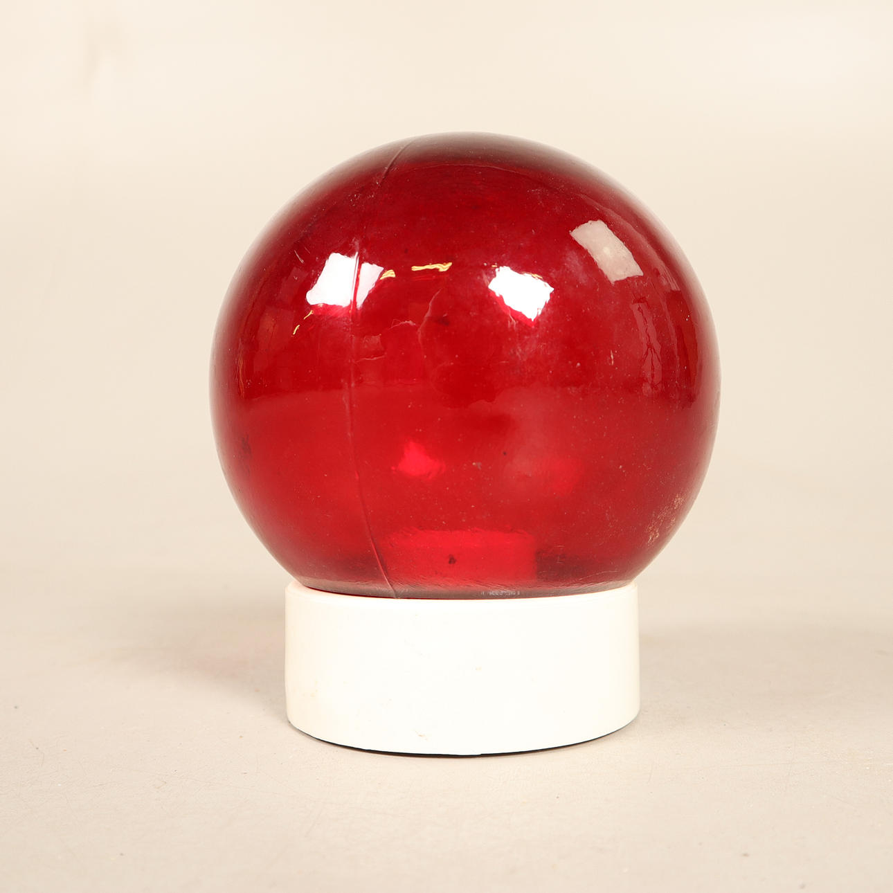 TAKLAMPA, Badrum, rött glas.