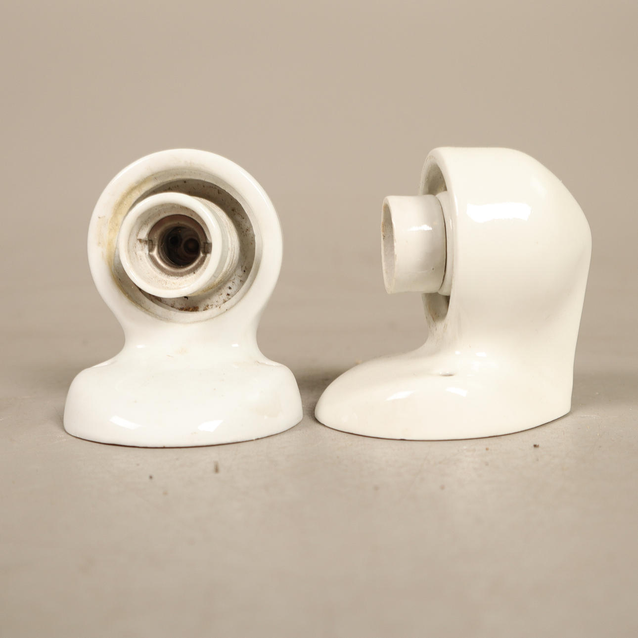 BADRUMSARMATURER, 2 stycken, Porslin.