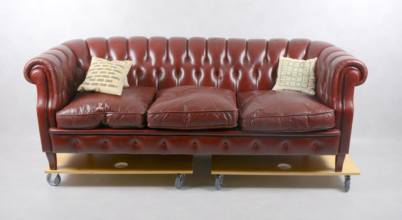 SOFFA, vinrött skinn, 3-sits, Chesterfield, 1900-tal.