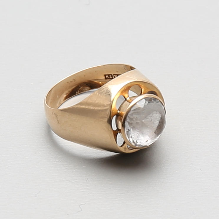RING, 18k guld, 3 g med slipad kristall, vikt ca 5 gr.