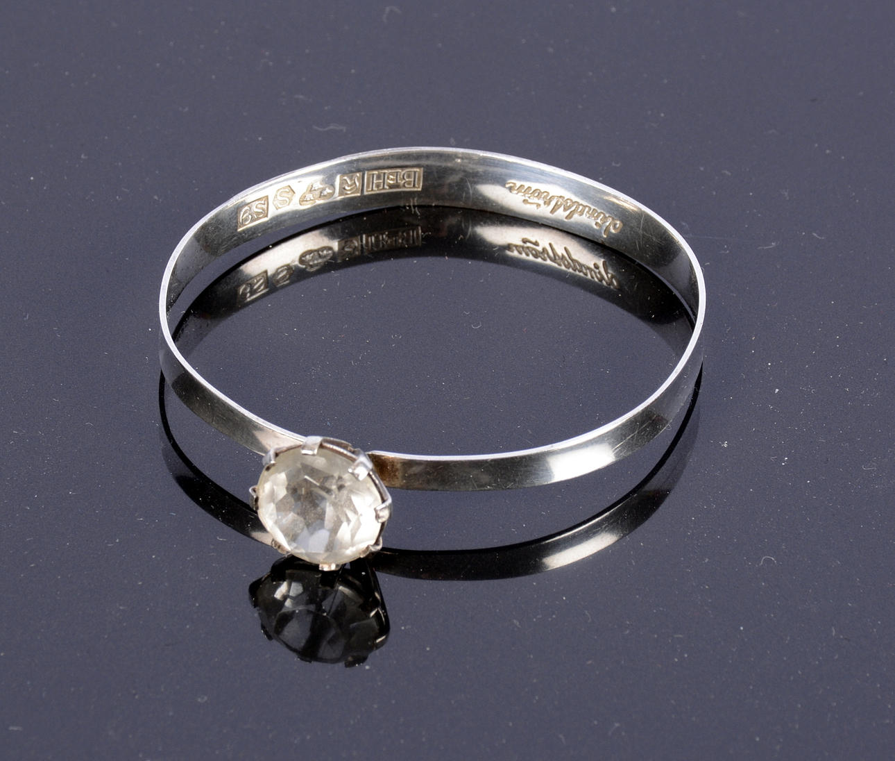 ÅKE LINDSTRÖM. Armring i silver med bergkristall.