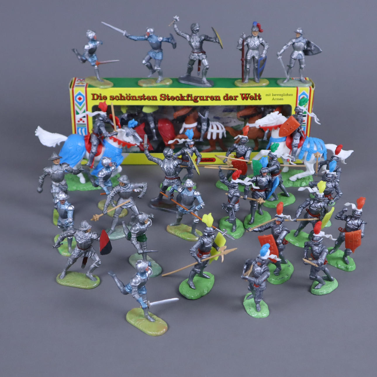 - Konvolut ELASTOLIN RITTER-FIGUREN.