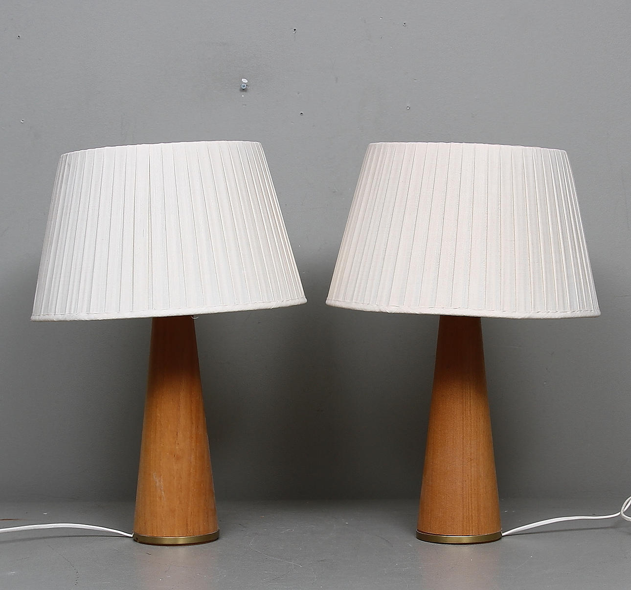 BORDSLAMPOR, ett par, teak, 1950/60-tal.