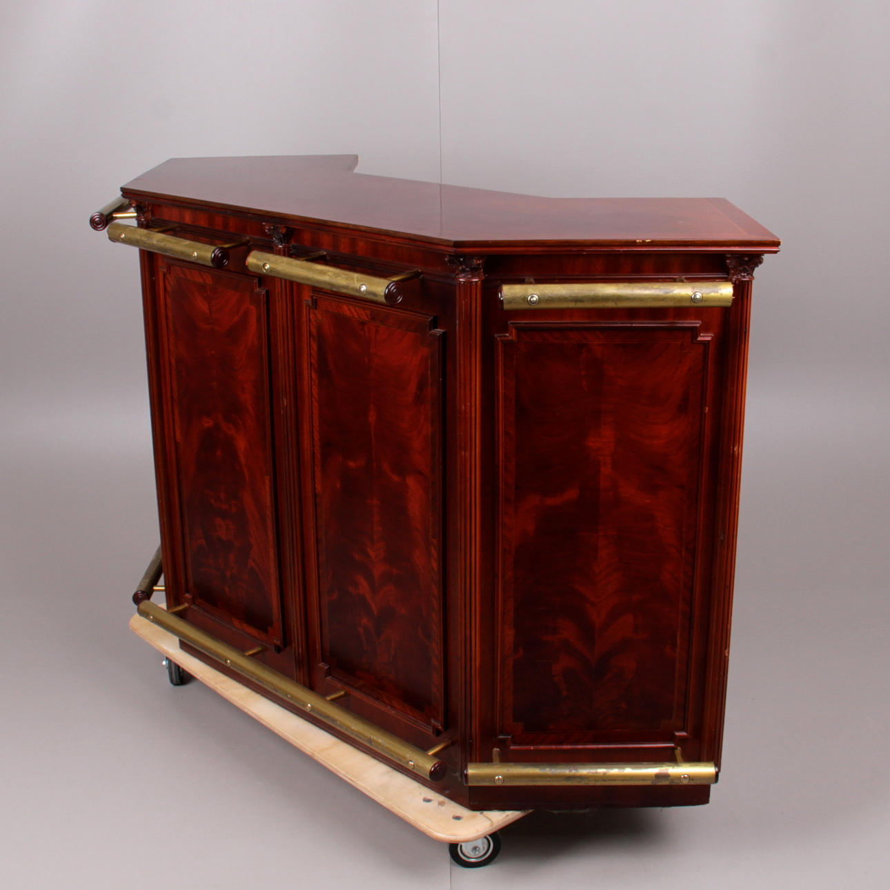 BARDISK, med låsbara skåp, mahogny, 1900-tal.