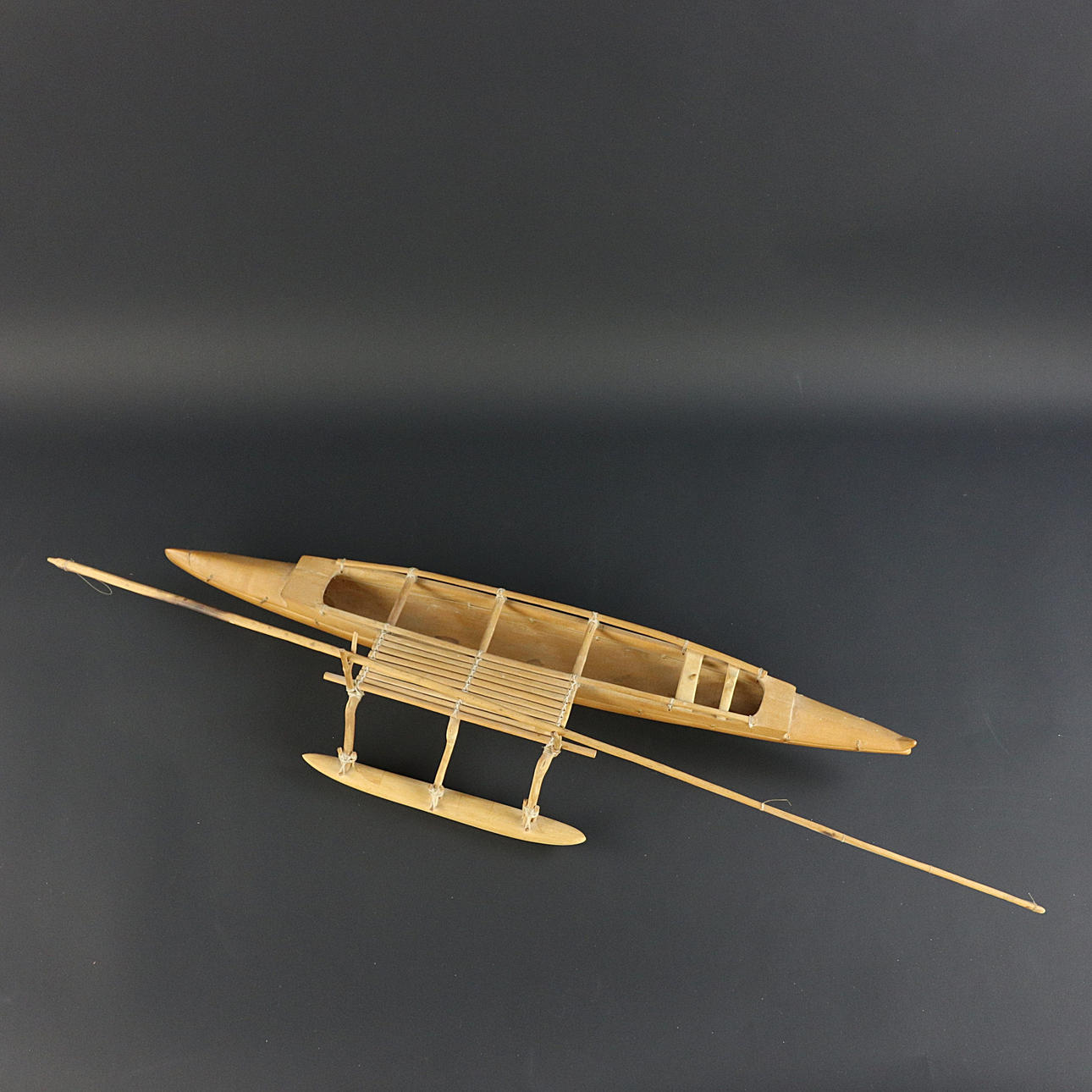 BÅTMODELL, kanot med utriggare, trä, 1900-tal.