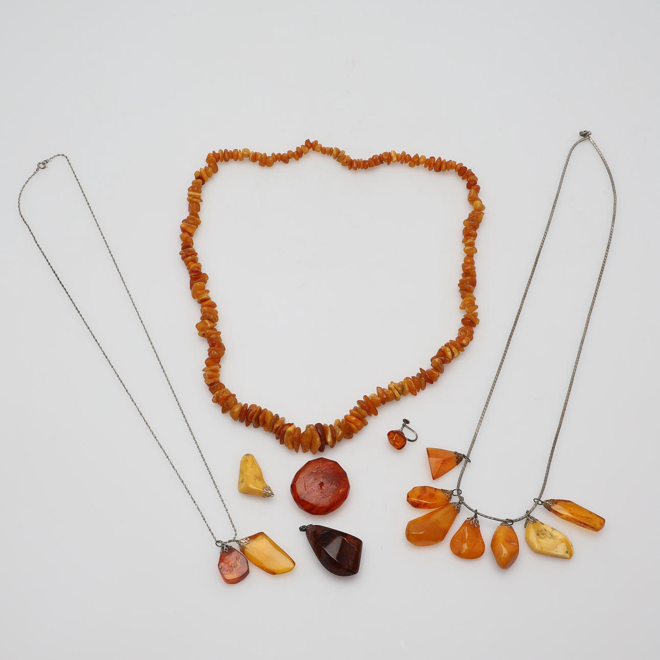 JOYERÍA, ámbar, i.a. colgantes.