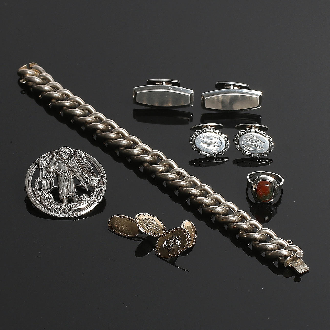 MANSCHETTKNAPPAR , BROSCH, ARMLÄNK samt RING, 9 delar silver. 1900-tal. Totalvikt 78 gram.