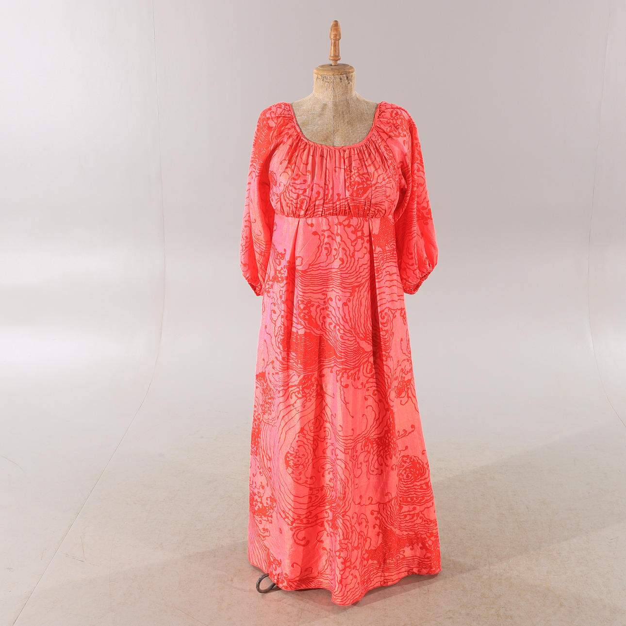 LÅNGKLÄNNING, rödmönstrad, 1970-tal.