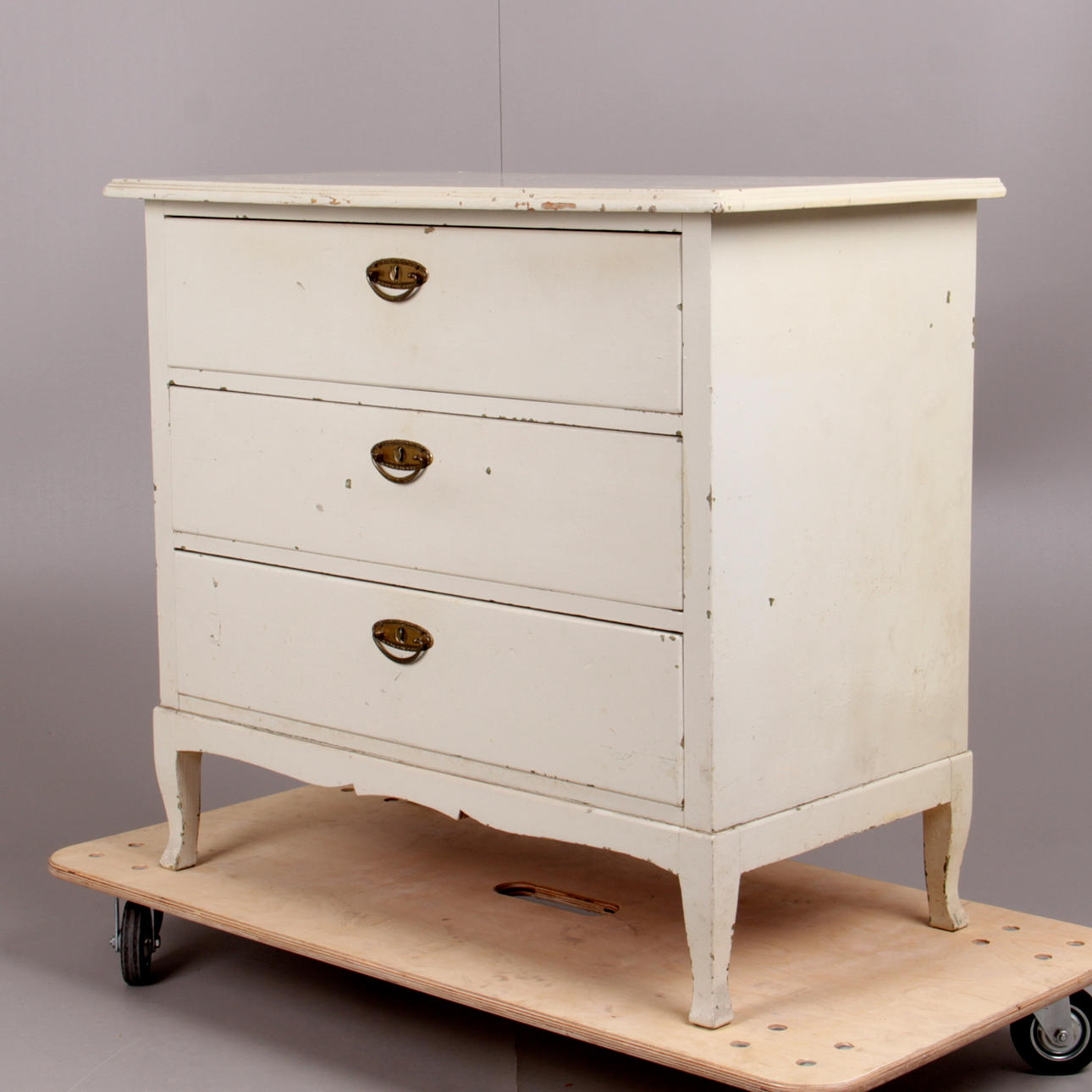 BYRÅ, vitmålad, 1900-talets första hälft.
