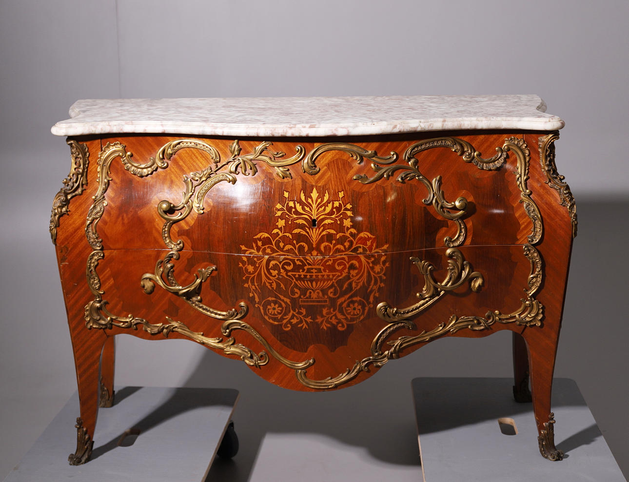 CÓMODA ABOMBADA ESTILO LUIS XV EN MADERA.