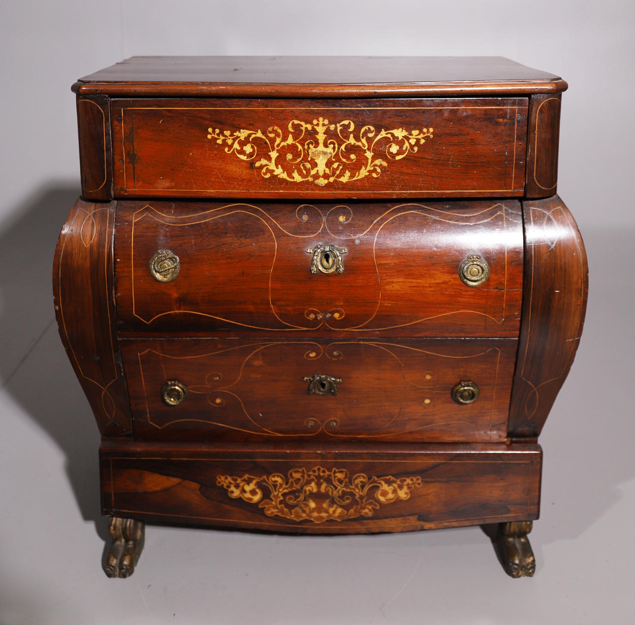 CÓMODA ABOMBADA ÉPOCA ISABELINA.