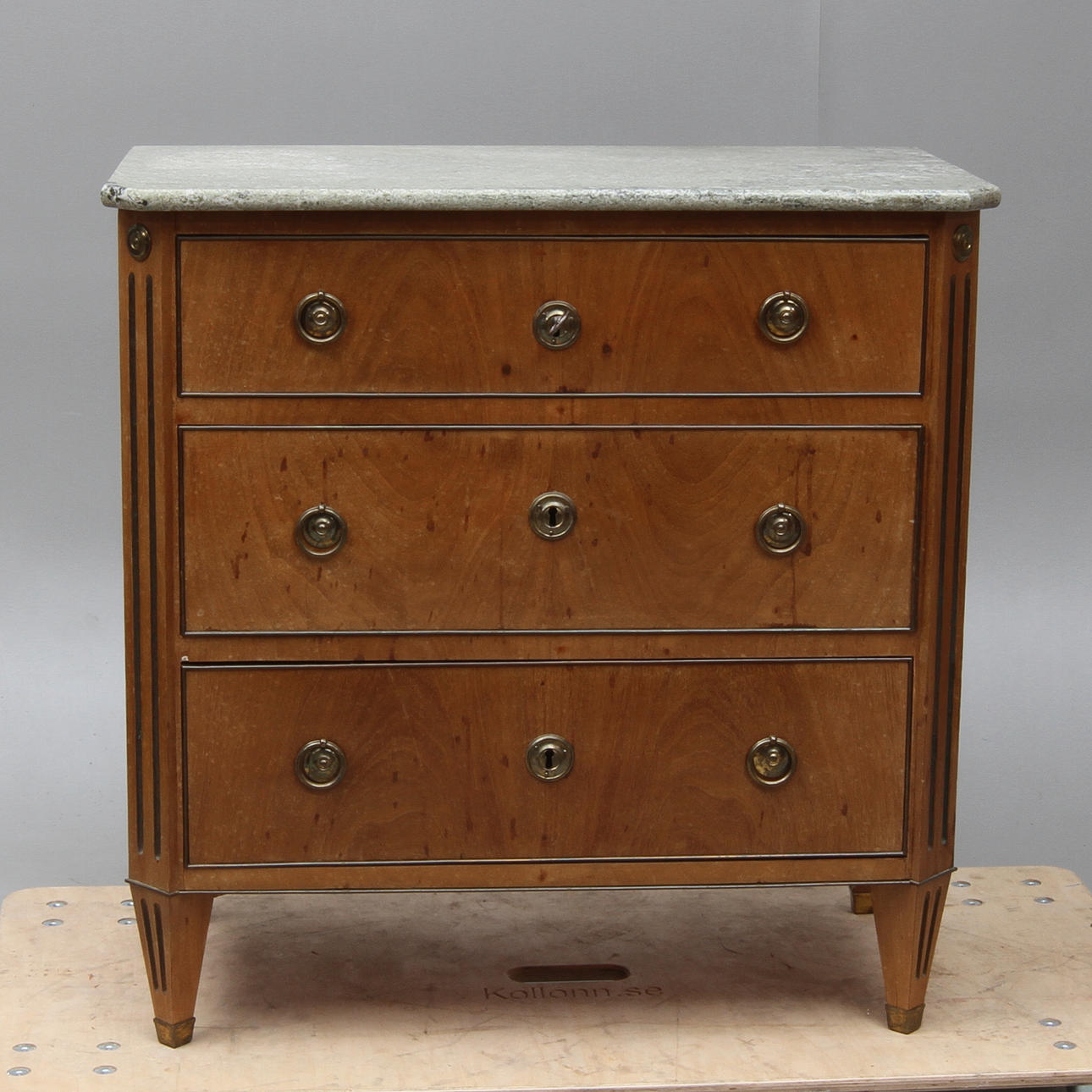 BYRÅ med stenskiva, sengustaviansk, 1700/1800-tal.