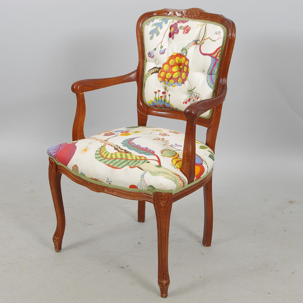 KARMSTOL, klädd i Vegetable Tree, design Josef Frank för Svenskt Tenn.