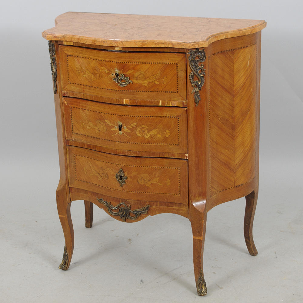 BYRÅ med marmorskiva, 3-lådig, mahogny/intarsia, rokokostil, 1900-tal.