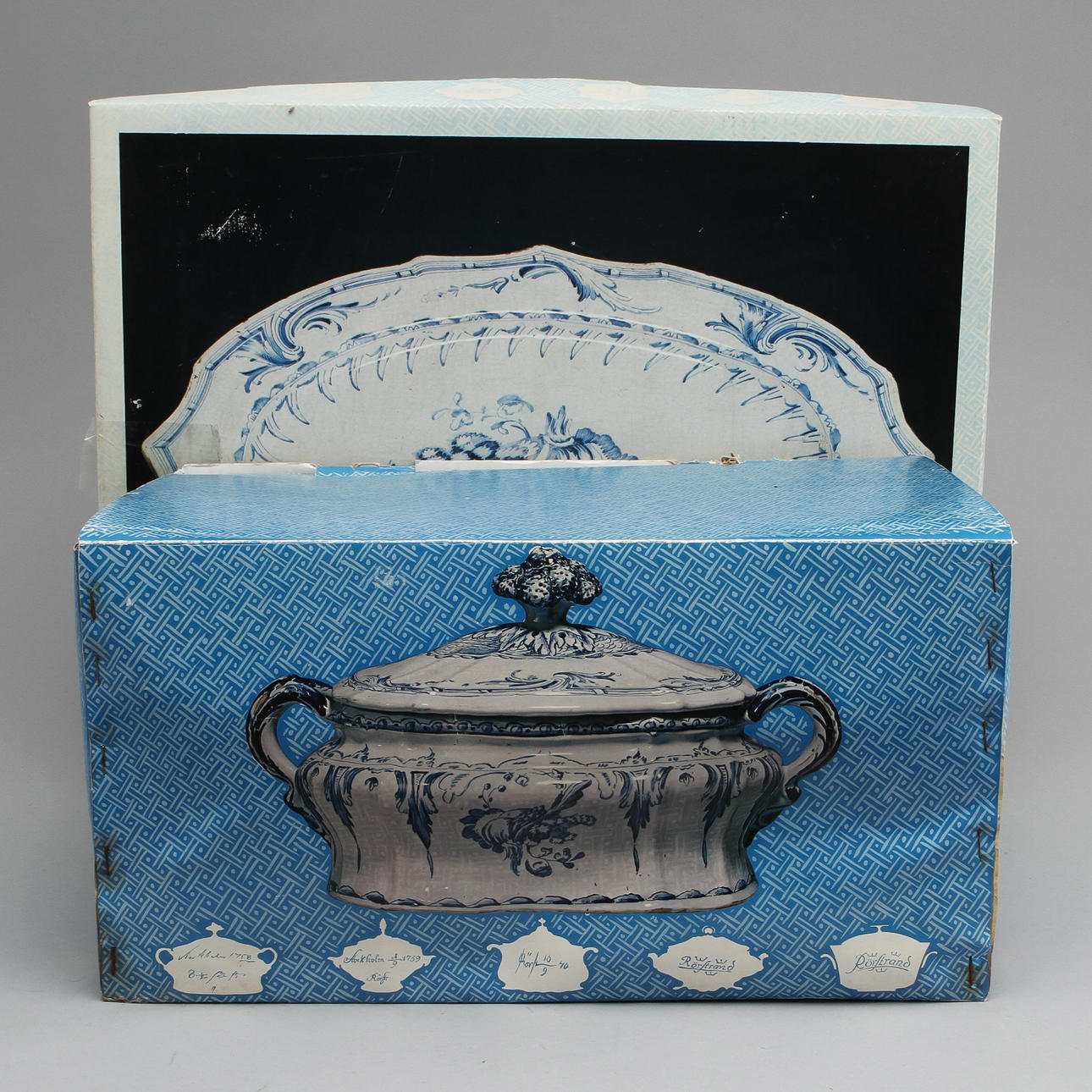 TERRIN med LOCK samt, flintgods, "Rehnska mönstret", nr 82/1800 Rörstrand, 1976.