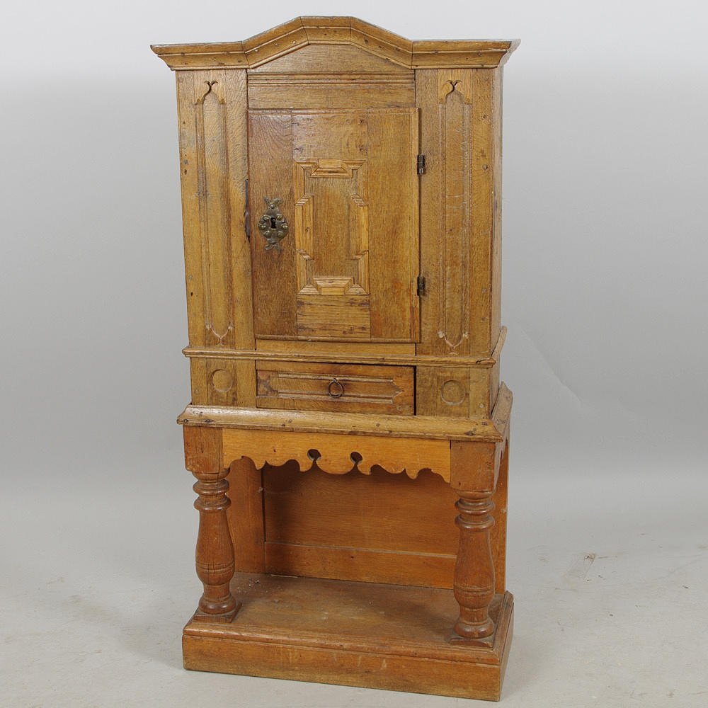 SKÅP, PÅ BENSTÄLLNING, ek, skåpet 1700-tal, benställningen senaretillverkad.