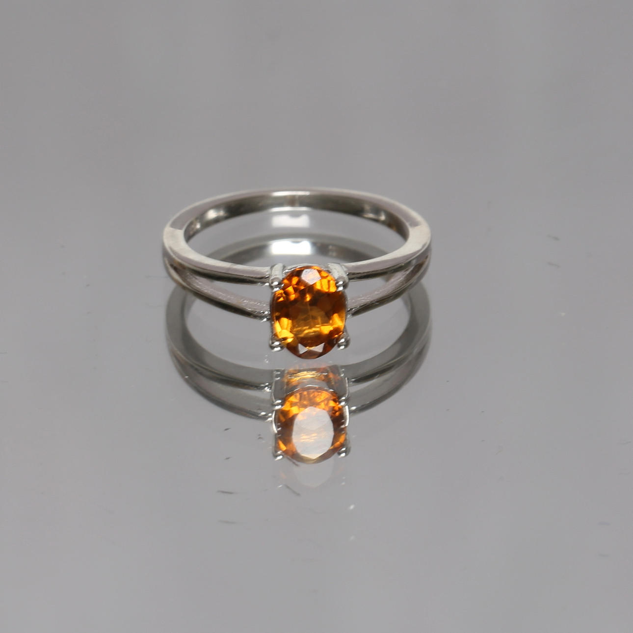 RING, silver 925, med granat sten, vikt 1,90 g.