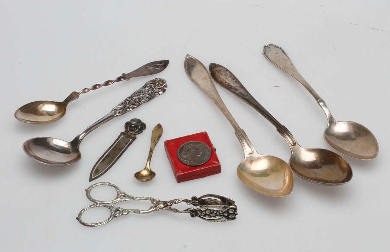 SILVERFÖREMÅL, vikt ca. 163,6 gram samt MYNT, Gustavus III, 1/6 1777.