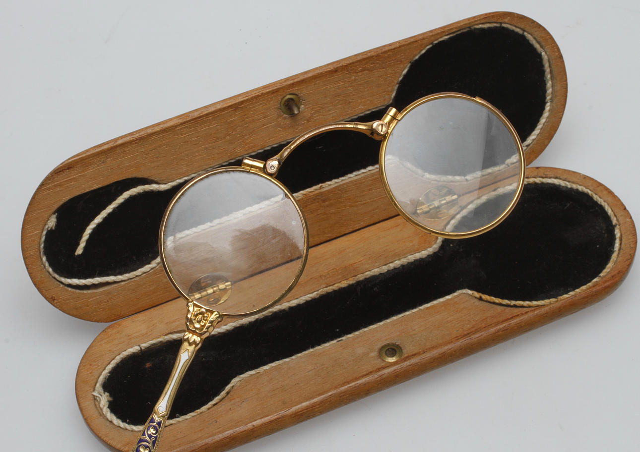 LORNJETT, mässing och emalj, omkring 1900.