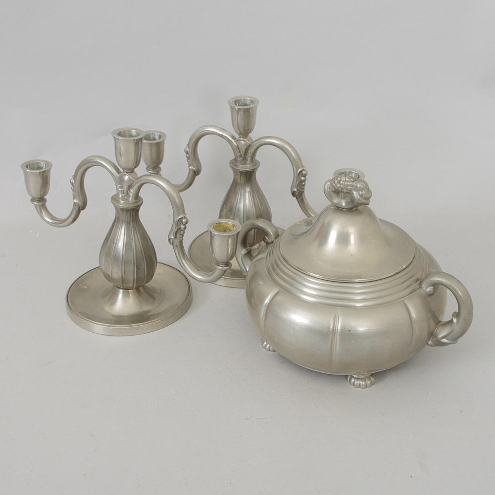 TERRIN SAMT 1 PAR KANDELABRAR, tenn, GAB, Stockholm, 1933.