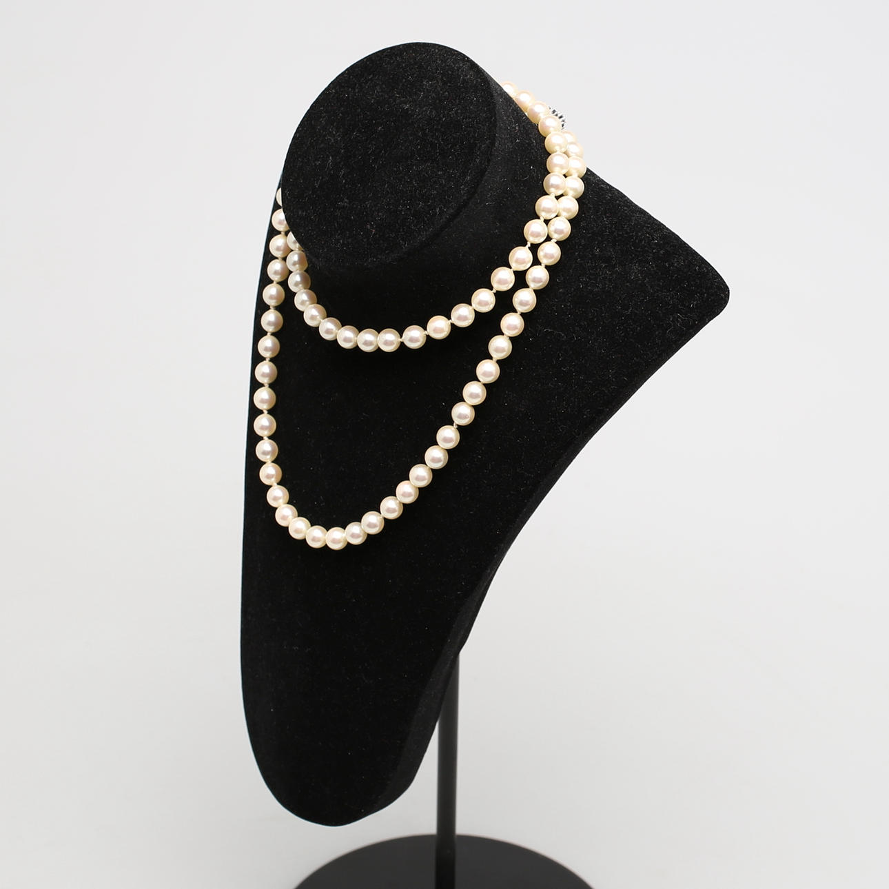 PÄRLCOLLIER med lås i 18K vitguld besatt med 7 safirer.