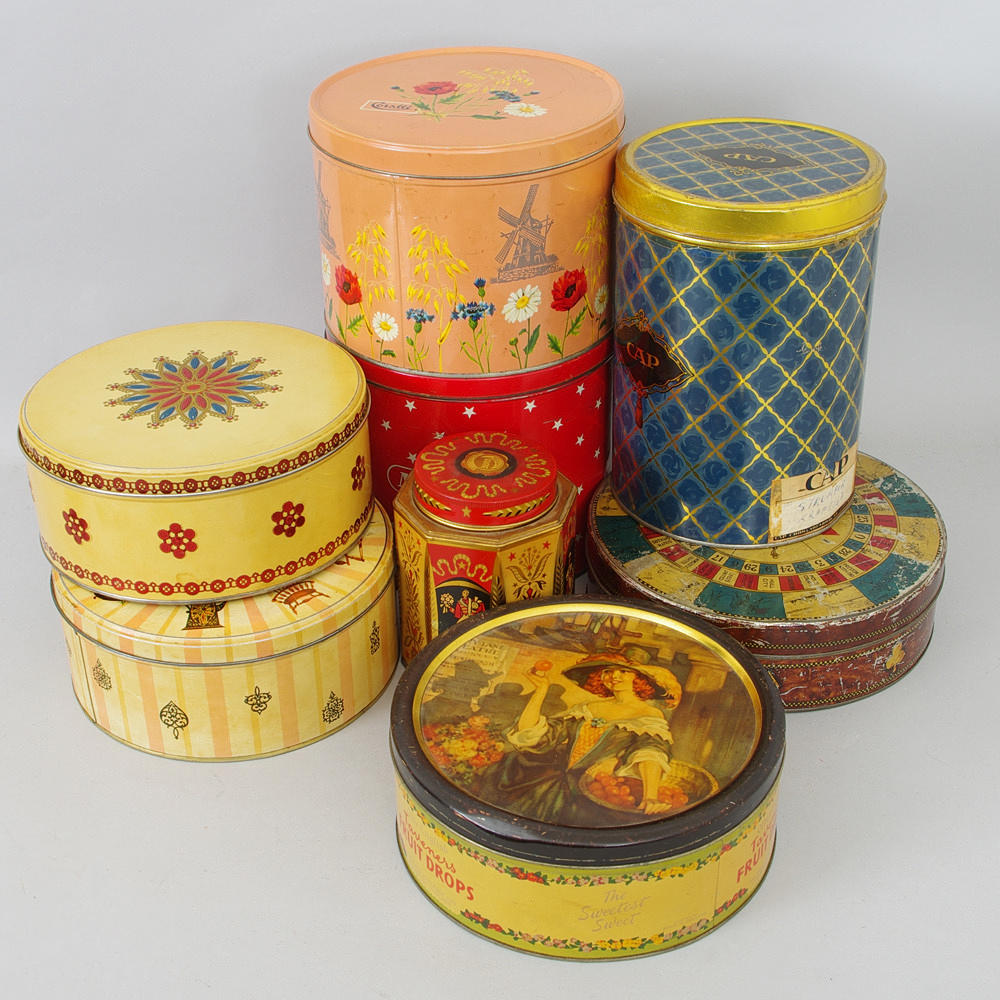 ÄLDRE PLÅTBURKAR, 8 stycken.