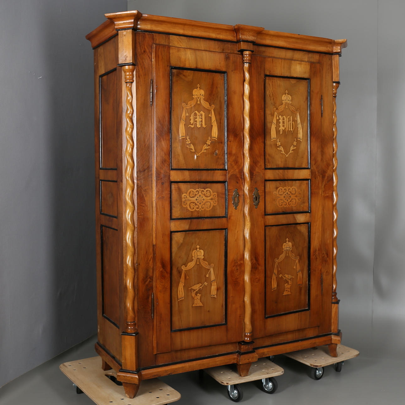 SALSSKÅP i fanér med intarsia, senbarock, 1800-talets första hälft, Tyskland.