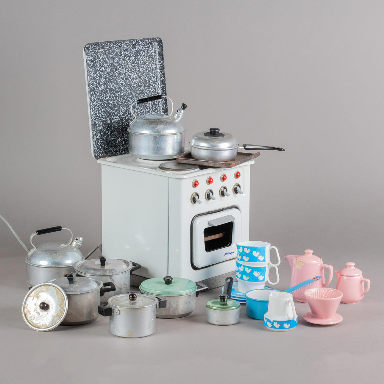 HEILIGER. Spielzeugherd mit Zubehör.