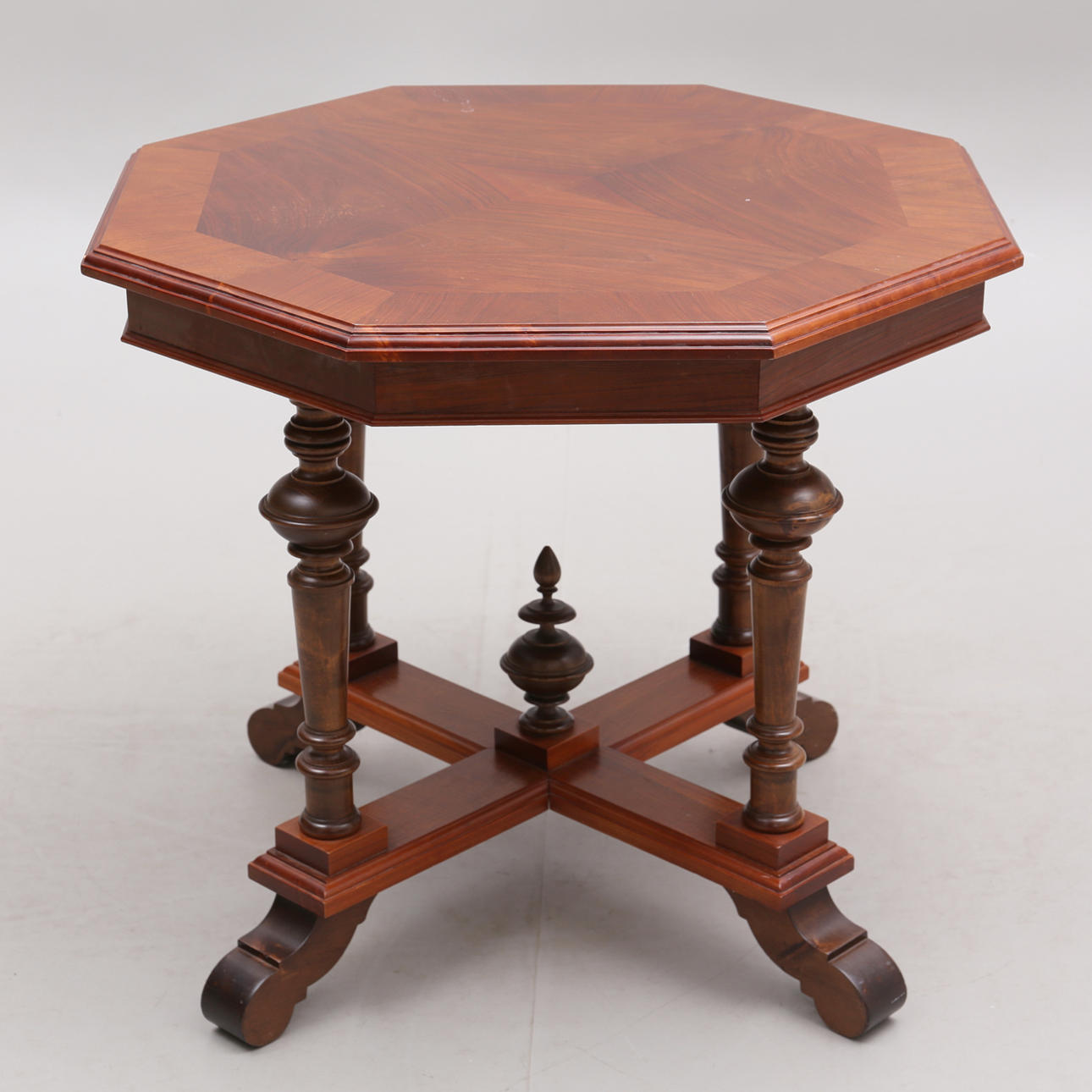 MESA, octogonal, estilo renacentista, siglo XX.