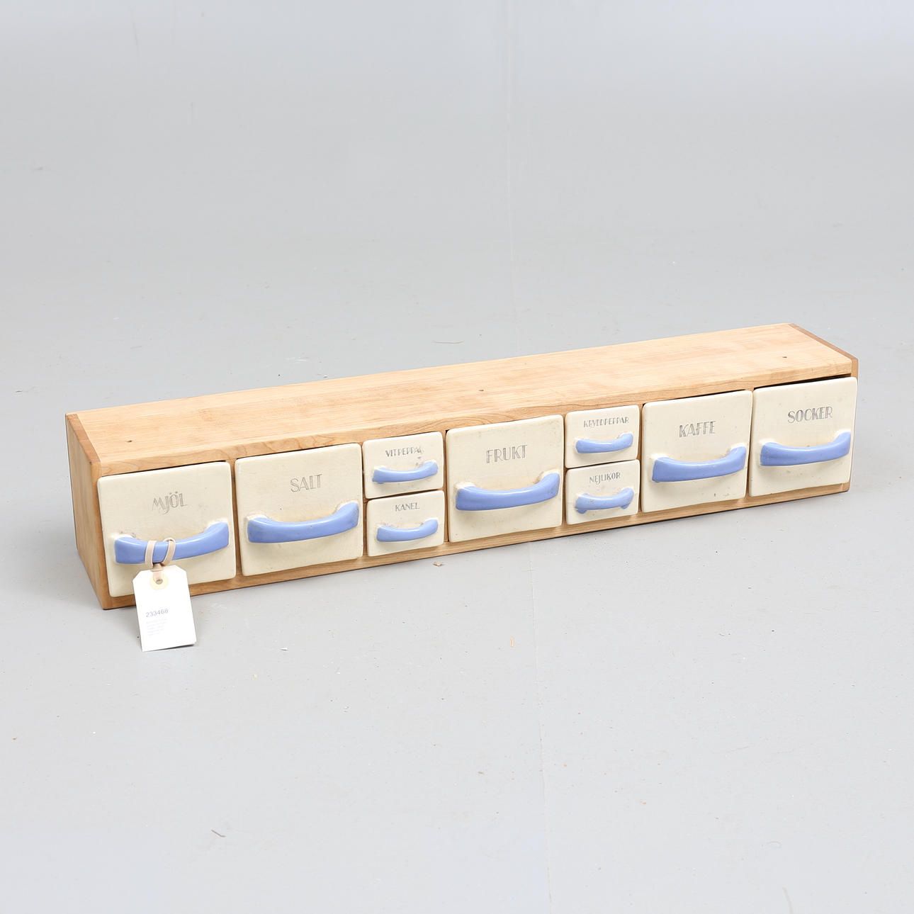 KRYDDHYLLA, porslin och trä, Gefle, 1900-talets första hälft/mitt.