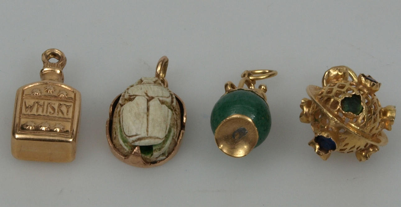 BERLOCKER, 4 stycken, guld och stenar, 6,6 gram.