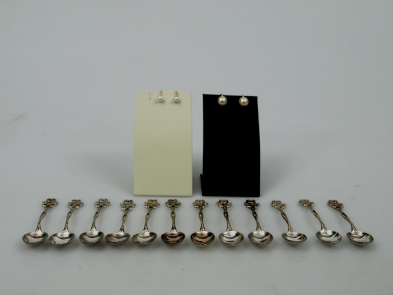 MOCKASKEDAR och ÖRHÄNGE, silver och 18K med pärlor, 12 stycken och 2 par.