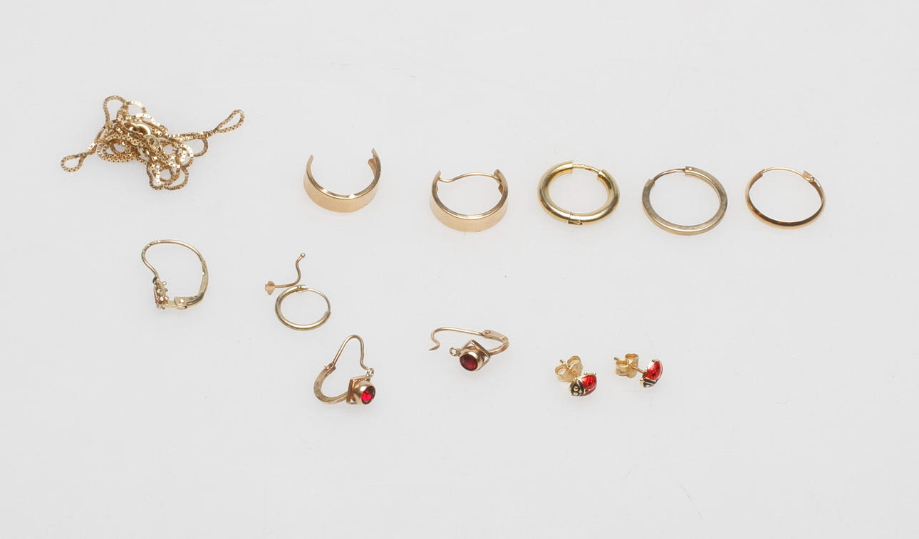 DIV. GULDSMYCKEN, 14-18k guld, vikt ca 6 gr.