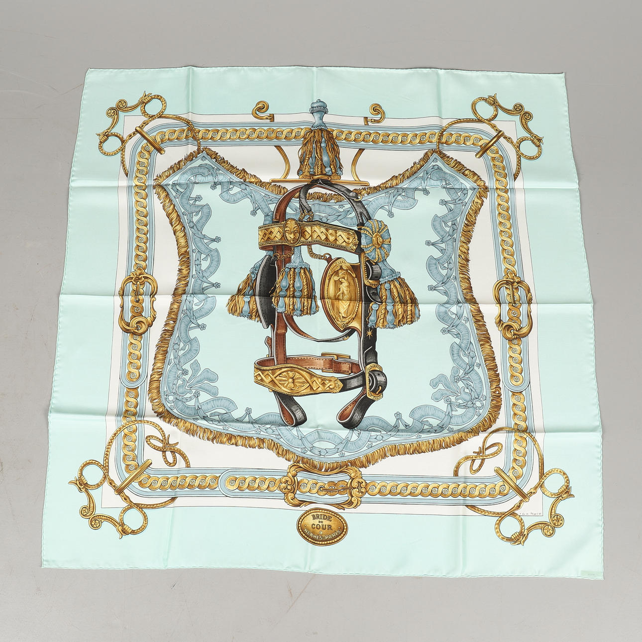 HERMÈS. UN PAÑUELO DE SEDA "BRIDE DE COUR".