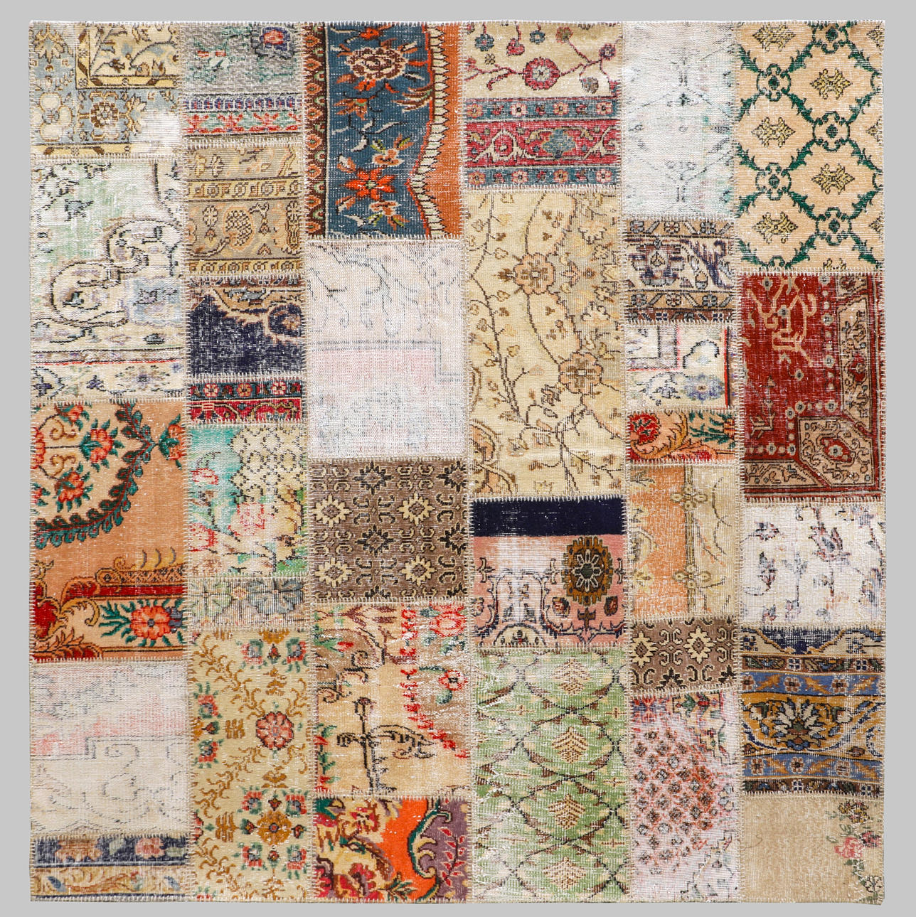 CARPET, anatolischer Teppich-Patchwork, handgenäht. Ca. 220 x 230 cm.