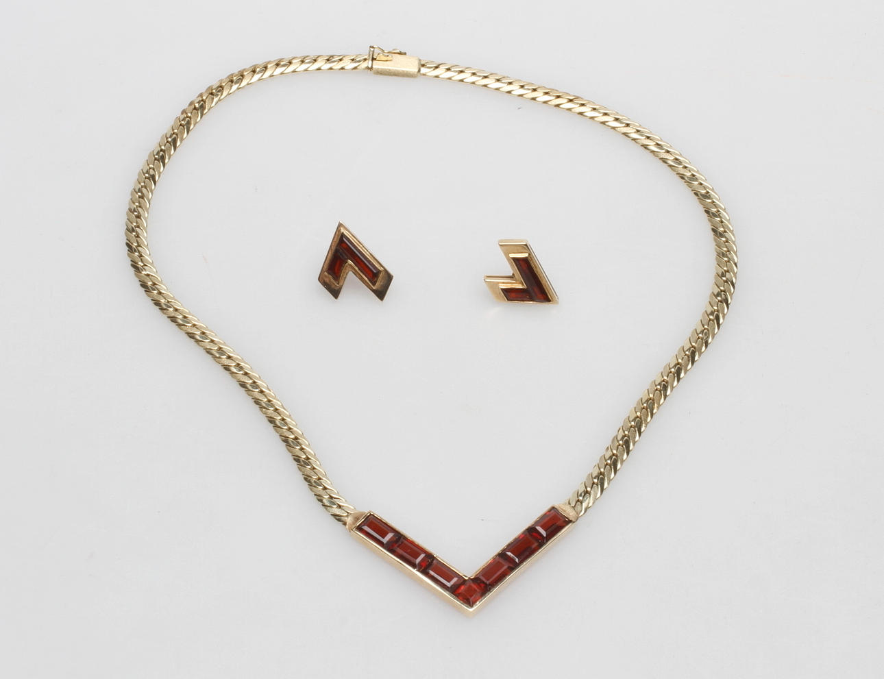 HALSBAND SAMT ETT PAR ÖRHÄNGEN MED RÖDA STENAR, 14k guld, total vikt ca 26,8 gr.